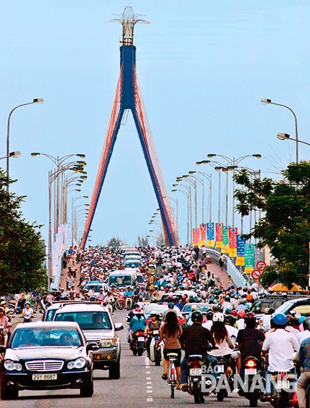 The large volume of vehicles crossing the Han River Bridge at peak times