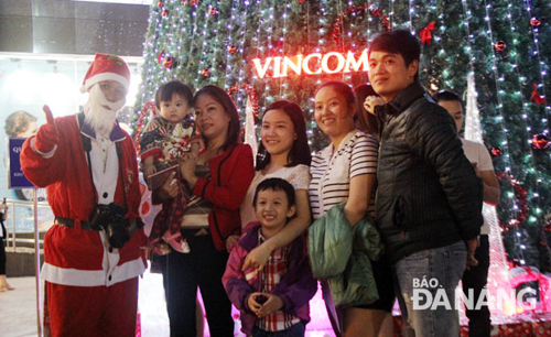 Family members in a photo with Santa Claus