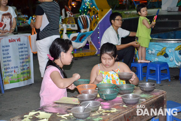 Trẻ em chơi tô màu tại khu vui chơi giải trí phường Thanh Bình, quận Hải Châu. 