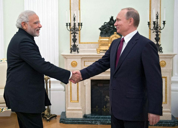 Thủ tướng Ấn Độ Narendra Modi (trái) gặp gỡ Tổng thống Nga Vladimir Putin tại Điện Kremlin.   				      Ảnh: AFP