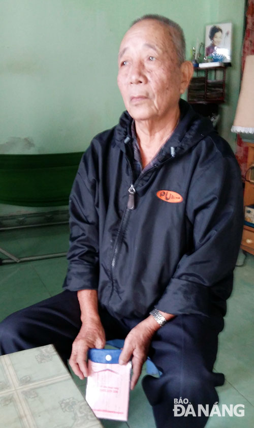 Ông Lê Văn Trinh lo lắng liệu mình có sống được đến 80 tuổi (theo giấy tờ) để được hưởng trợ cấp 270 đồng/tháng.