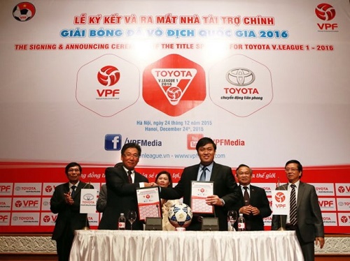 General Director of Toyota VietnamYoshihisa Maruta (F) and VPF's General Director Cao Van Chong at the signing ceremony (Source: thethao.tuoitre.vn)