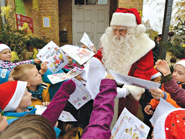 Ông già Noel nhận thư của trẻ con ở ngôi làng Santa.