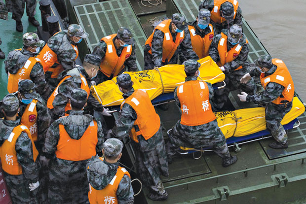 Lật úp tàu trên sông Dương Tử. Tàu du lịch mang tên Ngôi sao Phương Đông chở gần 500 người, phần lớn là những người về hưu, đã lật úp trên sông Dương Tử vào ngày 1-6 làm hơn 440 người chết và chỉ có 12 người sống sót. Thuyền trưởng Zhang Shunwen là một trong những người sống sót bị bắt với cáo buộc vi phạm an toàn. 