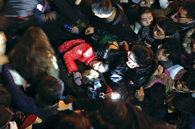 Giẫm đạp để lượm tiền. Trong đêm giao thừa (rạng sáng 1-1-2015), hàng trăm nghìn người đang thưởng thức lễ hội ánh sáng bên bờ sông ở Thượng Hải đã xô đẩy nhau để lượm tiền ném xuống từ tòa nhà gần đó. Kết quả 36 người chết và 49 người bị thương.