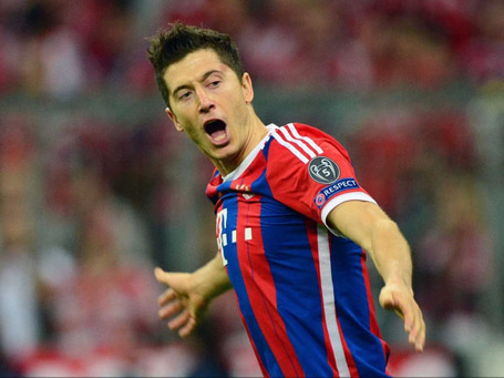 Lewandowski đang thăng hoa rực rỡ trong mùa giải thứ 2 ở Bayern Munich. Có cảm tưởng như cầu thủ này cứ sút là… vào. Hồi tháng 9, anh từng lập kỷ lục Guinness khi ghi 5 bàn vào lưới Wolfsburg chỉ trong 9 phút. Trong thời gian này, chân sút người Ba Lan đã ghi tới 15 bàn sau 6 trận đấu.