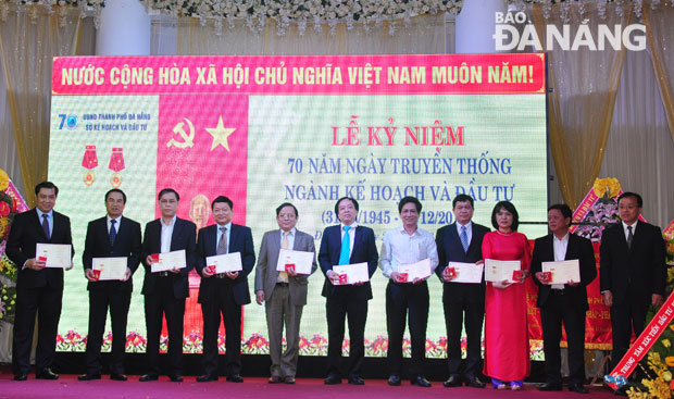 Bộ trưởng Bộ KH & ĐT Bùi Quang Vinh tặng Kỷ niệm chương vì sự nghiệp Ngành KH & ĐT Việt Nam cho 27 cá nhân Ngành KH & ĐT thành phố  