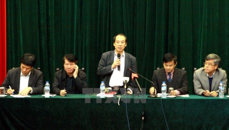 Ông Trần Đắc Phu, Cục trưởng Cục Y tế Dự phòng (Bộ Y tế) trả lời phỏng vấn các cơ quan báo chí tại buổi họp báo, sáng 26/12. (Ảnh: Dương Ngọc/TTXVN)