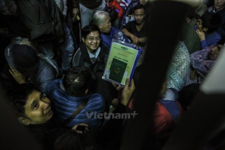 Cảnh chen lấn, xếp hàng đăng ký tiêm chủng vắcxin Pentaxim ở Hà Nội, sáng 25/12. (Ảnh: Minh Sơn/Vietnam+)