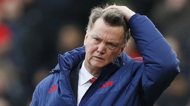 HLV Van Gaal ôm đầu thất vọng sau khi M.U để thua Stoke City. Ảnh: Reuters