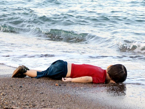 Aylan Kurdi - bé trai 3 tuổi người Syria tị nạn chết đuối trên một bờ biển ngoài khơi Thổ Nhĩ Kỳ. Hình ảnh gây chấn động thế giới hôm 3/9. (Ảnh: Ibtimes)