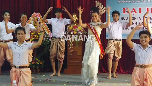 Giao lưu, giới thiệu văn hóa, ẩm thực giúp xây dựng tình hữu nghị giữa các nước trong khu vực ASEAN và quốc tế. Trong ảnh: Điệu múa Thái trình diễn tại đại hội tổ chức hữu nghị Việt - Thái.