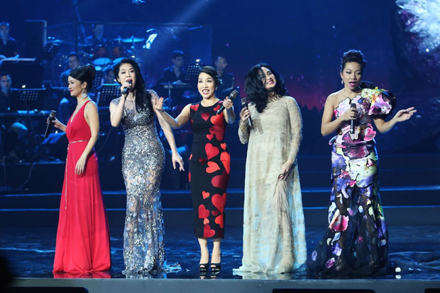 5 giọng ca Mỹ Linh, Hồng Nhung, Thu Phương, Thanh Lam, Hà Trần trên sân khấu The Master of Symphony.