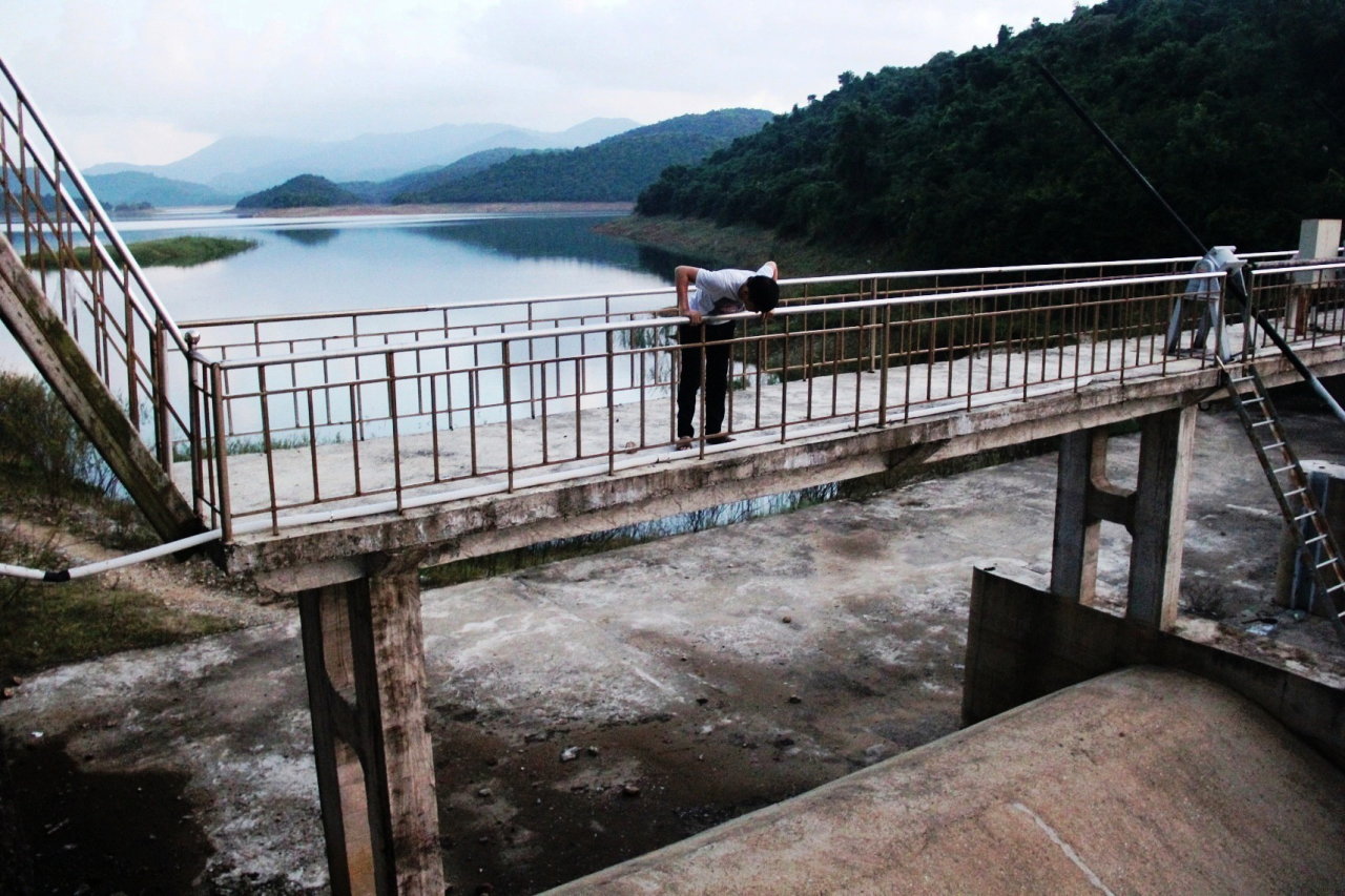 Mọi năm vào tháng 12, nước hồ Liệt Sơn (Quảng Ngãi) đã xả qua đập tràn, năm nay nước thấp hơn đập tràn đến 6m