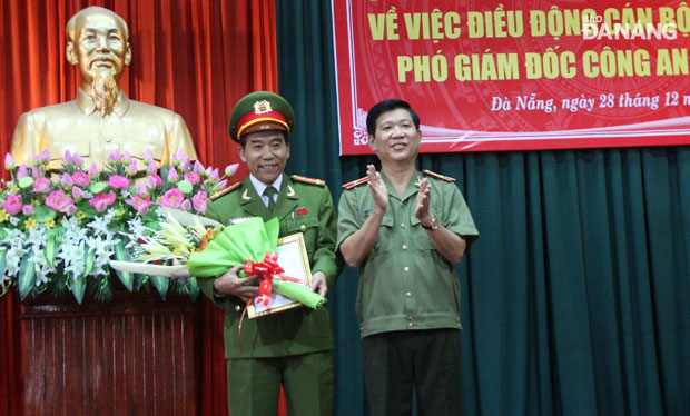 Thiếu tướng Nguyễn Văn Sơn, Phó Tổng Cục trưởng Tổng cục Chính trị (Bộ Công an) trao quyết định bổ nhiệm cho đại tá Lê Quốc Dân.