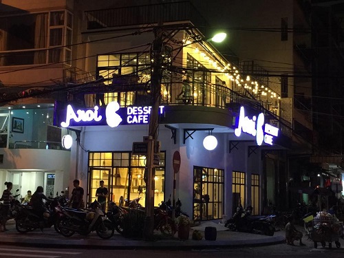  The Aroi Dessert Café at night