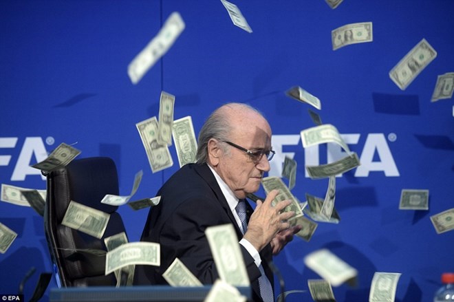 Chủ tịch Sepp Blatter bị ném tiền giả vào mặt. (Ảnh: EPA)