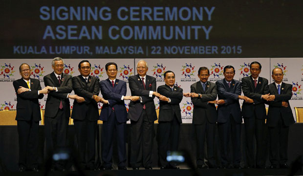 Các nhà lãnh đạo ASEAN bày tỏ sự đoàn kết sau khi ký kết Tuyên bố Kuala Lumpur 2015. 			                       Ảnh: AP 