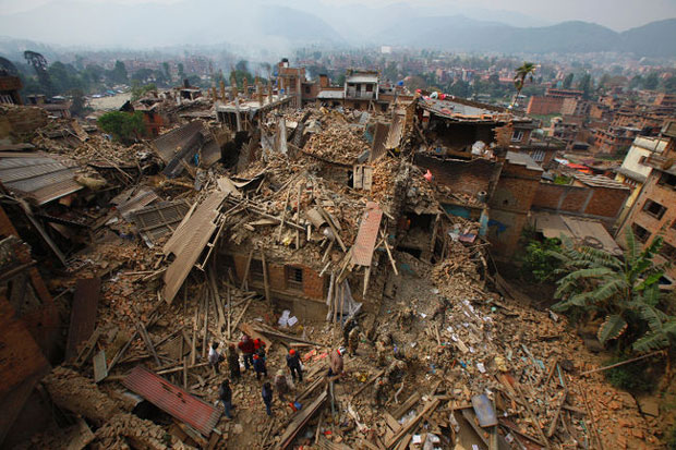 Khu vực Bhaktapur, gần thủ đô Kathmandu, tan hoang sau động đất.  Ảnh: AP