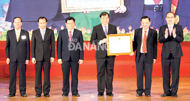 Đồng chí Nguyễn Thiện Nhân, Chủ tịch Ủy ban Trung ương MTTQ Việt Nam, trao tặng Huân chương Độc lập hạng nhất cho thành phố Đà Nẵng. Ảnh: ĐẶNG NỞ