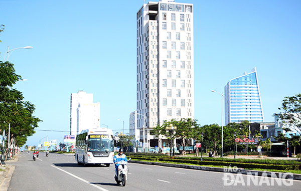 Nhiều khách sạn sang trọng mới mọc lên cùng công tác bảo đảm trật tự, môi trường du lịch được quan tâm, thúc đẩy ngành du lịch của quận Sơn Trà ngày càng phát triển.