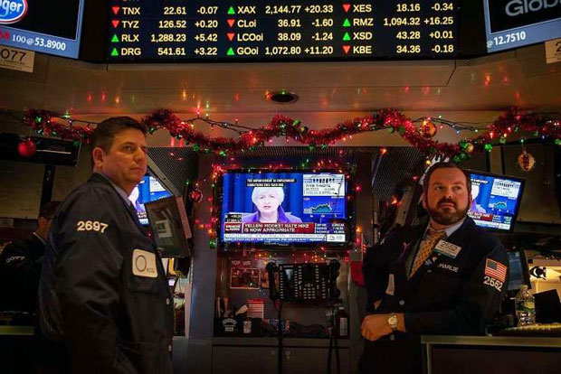 Các thương nhân tại thị trường chứng khoán New York lắng nghe Chủ tịch Fed Janet Yellen công bố việc nâng lãi suất lần đầu tiên trong gần một thập kỷ hồi giữa tháng 12.