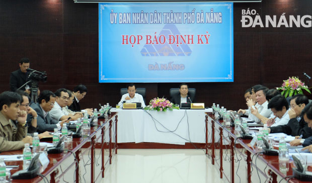 Bí thư Thành ủy Nguyễn Xuân Anh và Chủ tịch UBND thành phố Huỳnh Đức Thơ đồng chủ trì buổi họp báo.