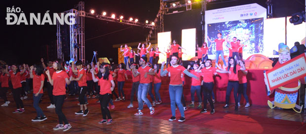 Bài nhảy flashmob của các bạn trẻ Thành đoàn Đà Nẵng dưới thời tiết mưa gió nhưng nhận được sự cổ vũ nồng nhiệt của khán giả.  