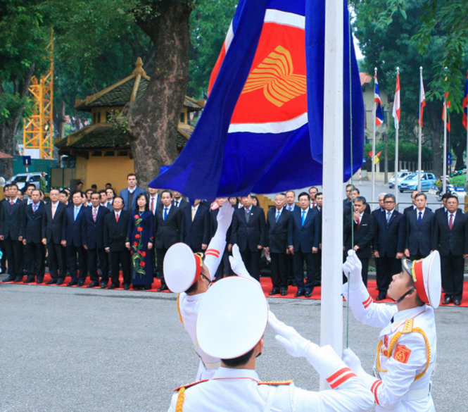 Lễ thượng cờ ASEAN sáng 31-12-2015 tại Hà Nội - Ảnh: TTXVN