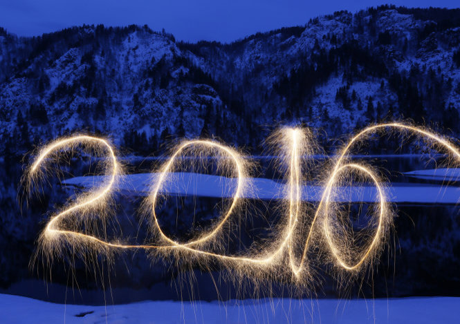 Con số 2016 được viết lên không trung bằng pháo hoa bên bờ sông Yenisei River, Nga - Ảnh:Reuters