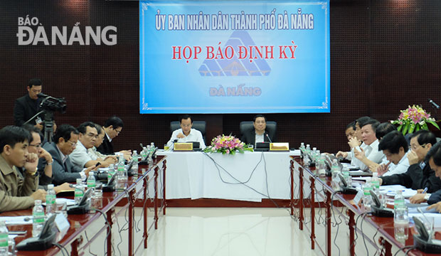 Bí thư Thành ủy Nguyễn Xuân Anh và Chủ tịch UBND thành phố Huỳnh Đức Thơ đồng chủ trì buổi họp báo.         					   Ảnh: H.A