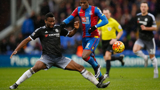 John Obi Mikel (trái) tranh bóng với cầu thủ của Crystal Palace - Ảnh: ReutersJohn Obi Mikel (trái) tranh bóng với cầu thủ của Crystal Palace - Ảnh: Reuters