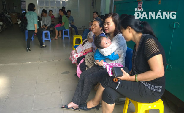 Nhiều phụ huynh nán lại Trung tâm y tế dự phòng để theo dõi sau tiêm