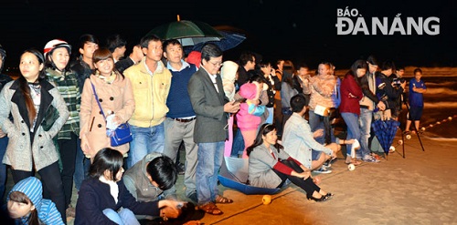  Thousands of people gathered on the beach despite the cold weather …