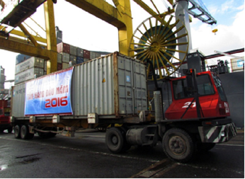 The first cargo of 2016 being unloaded