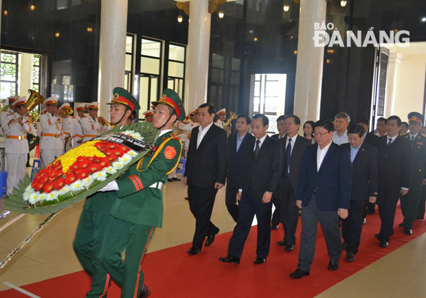 Đoàn đại biểu Thành ủy, HĐND, UBND, Ủy ban Mặt trận Tổ quốc Việt Nam thành phố vào viếng đồng chí Thượng tướng Nguyễn Chơn