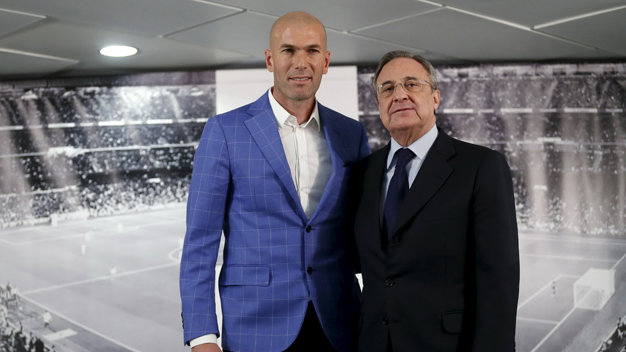 Tân HLV Zidane (trái) và chủ tịch Real Madrid, Perez. Ảnh: Reuters