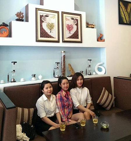 Young visitors at the Phuong Vy Coffee and Tea shop