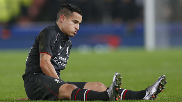 Philippe Coutinho sớm rời sân vì chấn thương. Ảnh: Reuters