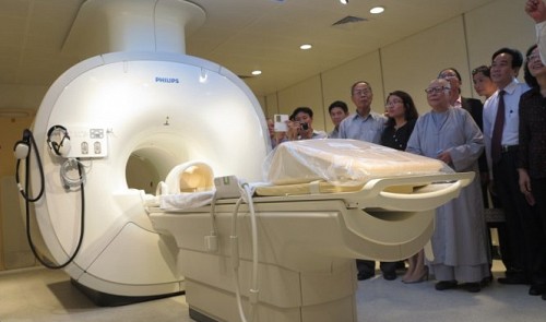 The MRI scanner donated to the Da Nang General Hospital