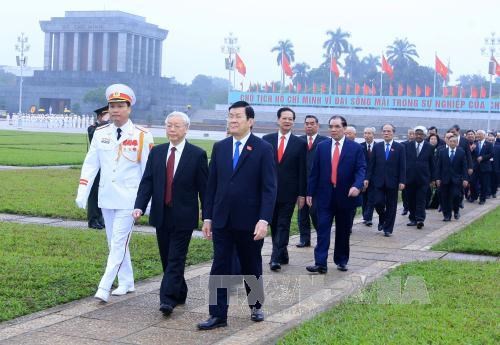 Vietnamese leaders visit President Ho Chi Minh Mausoleum 