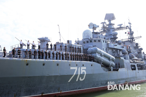 Tàu có tổng quân số 350 sỹ quan và thủy thủ đoàn được trang  bị các trang thiết bị tối tân, hiện đại nhất