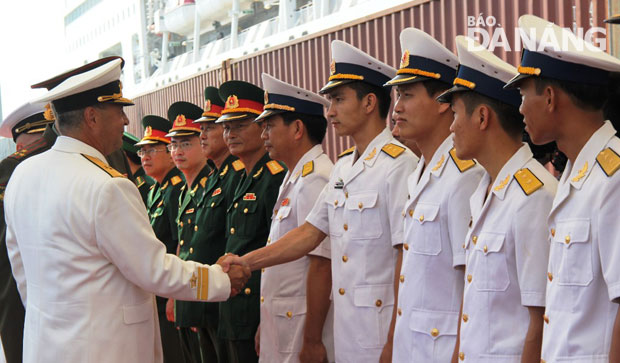 Lễ đón chỉ huy đoàn tàu Hải quân Liên Bang Nga diễn ra tại cầu cảng Tiên Sa - Đà Nẵng.