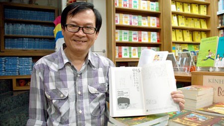 Vietnamese writer Nguyen Nhat Anh poses next to his works. (Source: tuoitre.vn)