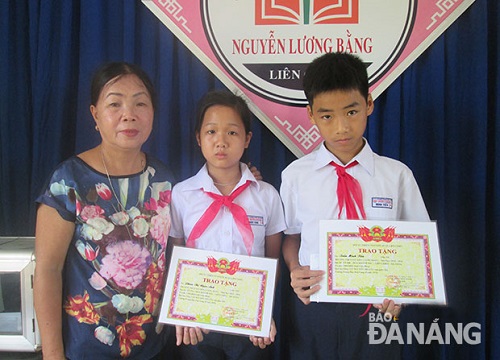 Mrs A presenting scholarships to poor pupils
