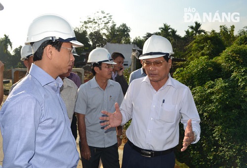 Secretary Anh (left) at the construction site of northwest urban areas Nos 2 and 7