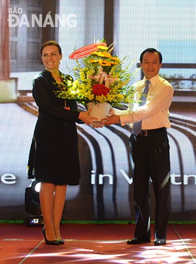 Bí thư Thành ủy Nguyễn Xuân Anh tặng hoa chúc mừng đại diện Intercontinental Danang Sun Peninsula Resort lần thứ hai liên tiếp được World Travel Awards vinh danh.
