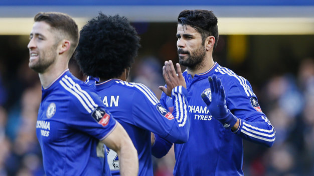 Niềm vui của Diego Costa (phải) sau khi mở tỉ số cho Chelsea. Ảnh: Reuters