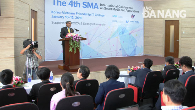 Thứ trưởng Bộ Thông tin và Truyền thông Nguyễn Minh Hồng phát biểu trước 100 nhà khoa học quốc tế về hệ thống thông minh và ứng dụng.