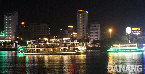  A tourist boat on the Han River